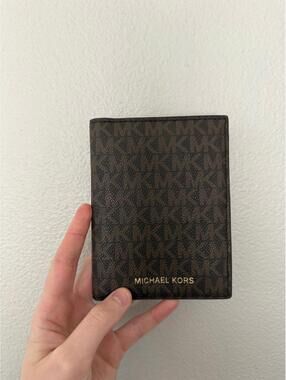 Michael Kors wallet flawed